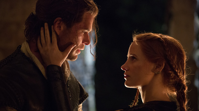 Jessica Chastain ca Sara ținând fața lui Chris Hemsworth ca Eric în The Huntsman: Winter's War