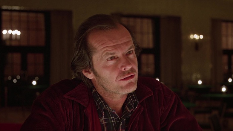 Jack Nicholson, Jack Torrance, se uită peste cadru în timp ce stă la un bar din The Shining