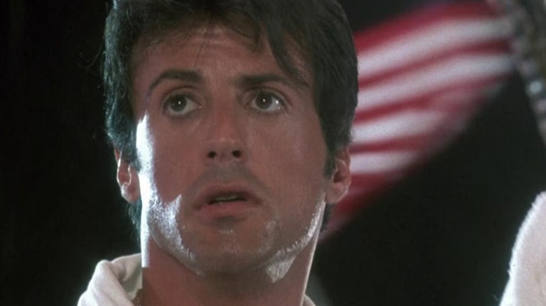 Rocky balboa stând înaintea steagului în Rocky IV