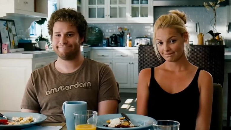 Seth Rogen în rolul lui Ben și Katherine Heigl în rolul lui Allison stând la masa de mic dejun în Knocked Up