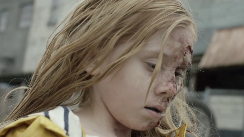 Un prim plan al unei fete zombie care merge pe o stradă în Dead Rising: Endgame