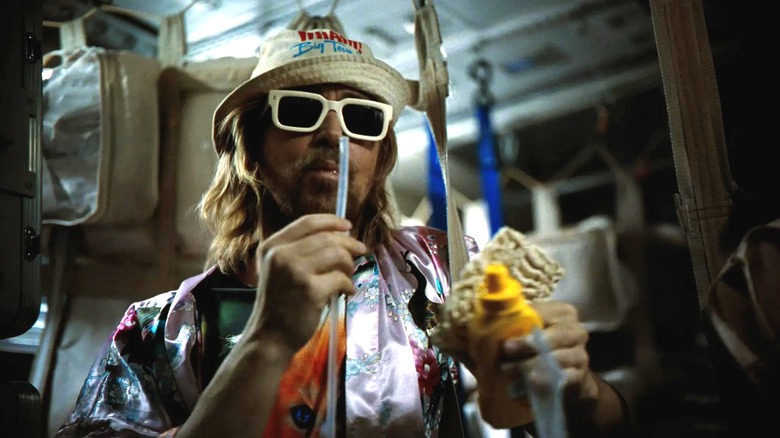 Ryan Gosling în rolul lui Ryland Grace, bea și mănâncă ramen cu muștar în Project Hail Mary