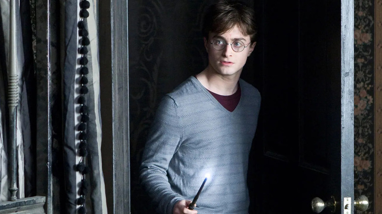 Harry se uită după un colț în Harry Potter și Ordinul Phoenix