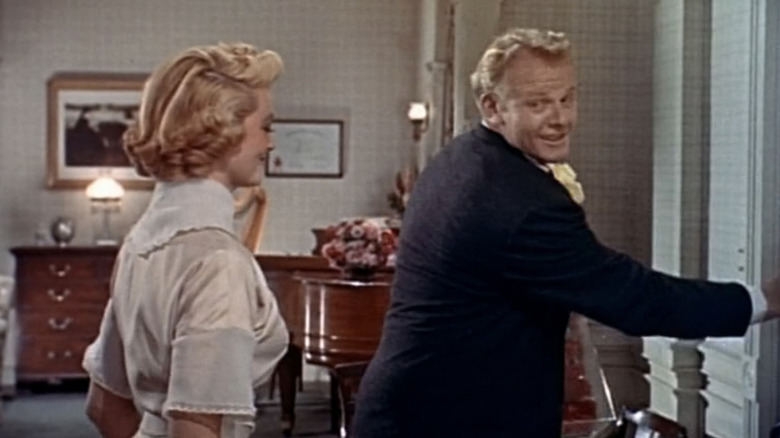 Robert Neary de la Alan Hale Jr închide o ușă în timp ce Fran Tuttle de la Dorothy Malone se uită la Young at Heart