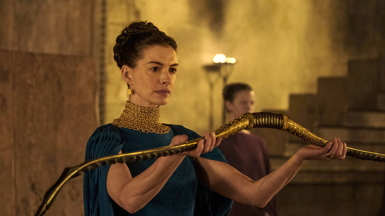 Anne Hathaway ca Penelope ținând un arc în Odiseea