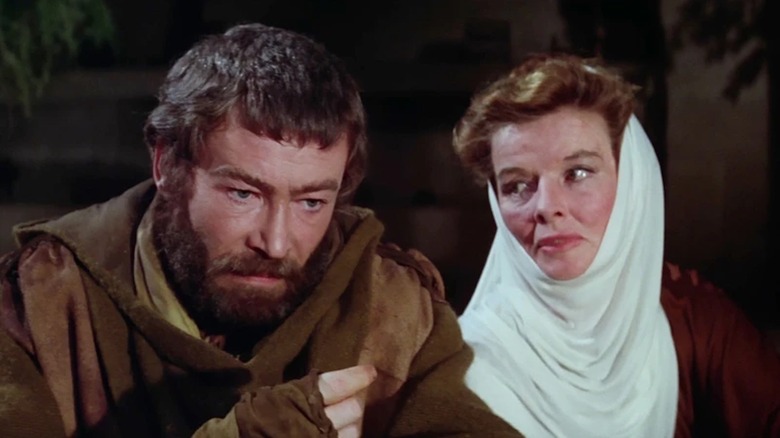 Peter O'Toole în rolul Regelui Henric al II-lea vorbește cu Katharine Hepburn în rolul Eleanor de Aquitania în The Lion in Winter