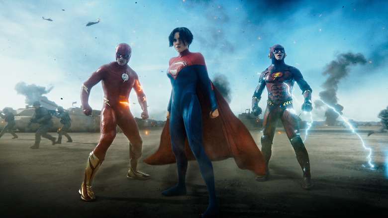 Ambele Flash-uri alături de Supergirl în timpul bătăliei finale din The Flash (2023)