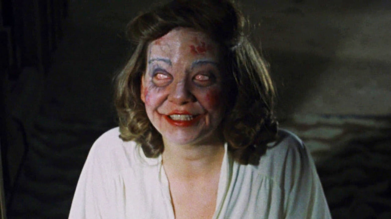 O Cheryl posedata care zambeste in The Evil Dead