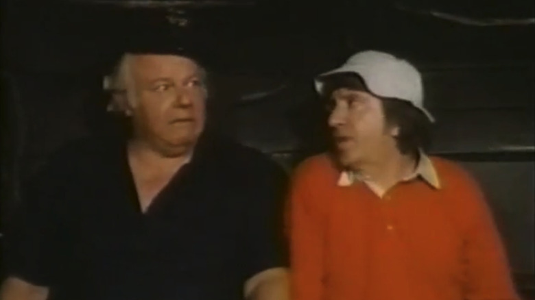 Căpitanul Jonas Grumby al lui Alan Hale Jr. stă lângă Gilliganul lui Bob Denver într-un avion în The Castaways de pe Insula lui Gilligan