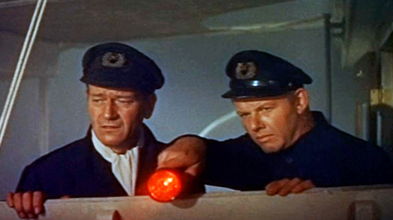 Căpitanul lui John Wayne, Karl Ehrlich, stă alături de Wentz al lui Alan Hale Jr, în timp ce luminează o lanternă în The Sea Chase