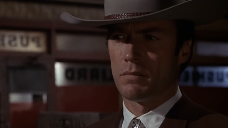 Walter Coogan al lui Clint Eastwood se încruntă în prim-plan în Coogans' Bluff