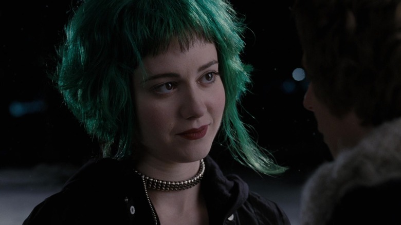 Mary Elizabeth Winstead ca Ramona Flowers (cu părul verde) zâmbind în zăpadă în Scott Pilgrim vs.