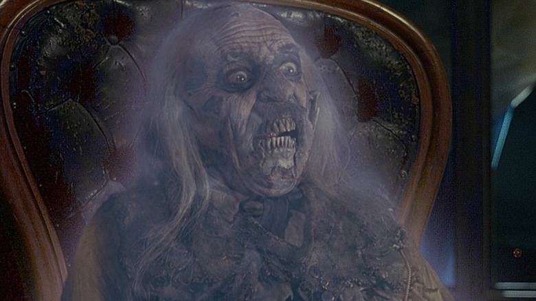 John Astin în rolul Judecătorului așezat pe un scaun în The Frighteners