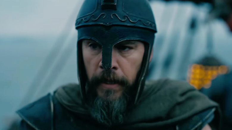 Matt Damon în rolul lui Ulise purtând casca în The Odyssey (2026)