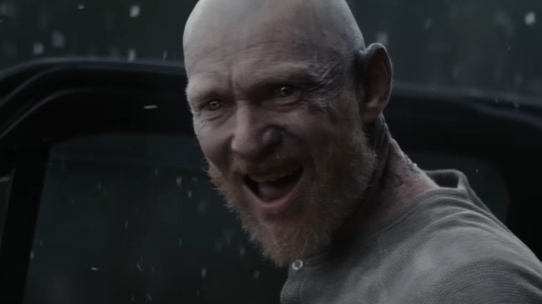 Erroll Shand ca Edgar stând lângă ușa mașinii în zăpadă în Evil Dead Burn