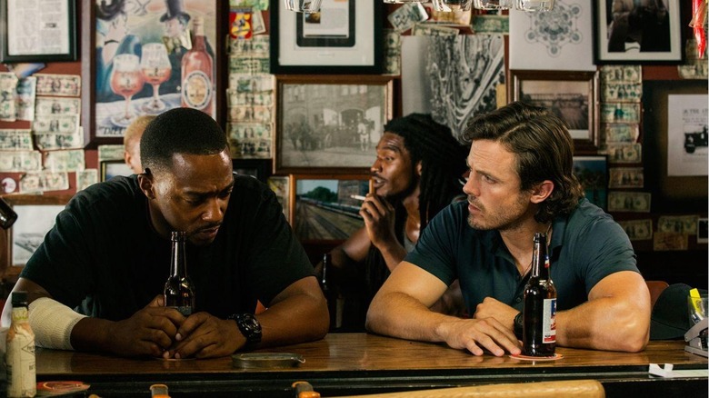 Anthony Mackie ca Marcus Belmont stând la un bar cu Casey Affleck ca Chris Allen în Triple 9