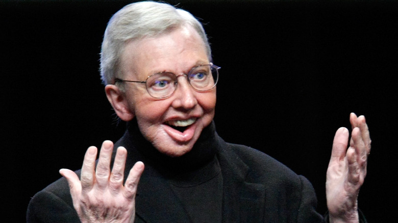 Roger Ebert vorbind și gesticulând
