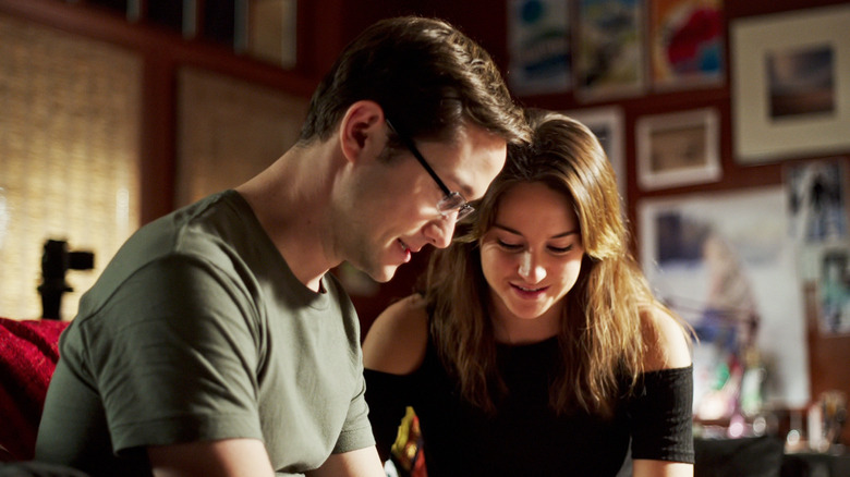 Edward Snowden al lui Joseph Gordon-Levitt stă lângă Lindsay Mills a lui Shailene Woodley în Snowden