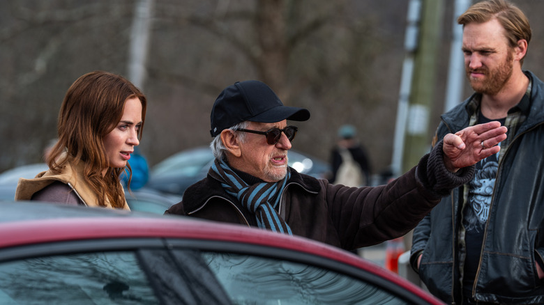 Regizorul Steven Spielberg făcându-i semn lui Emily Blunt în rolul Margaret Fairchild și Wyatt Russell în rolul lui Jackson pe platourile de filmare a Disclosure Day
