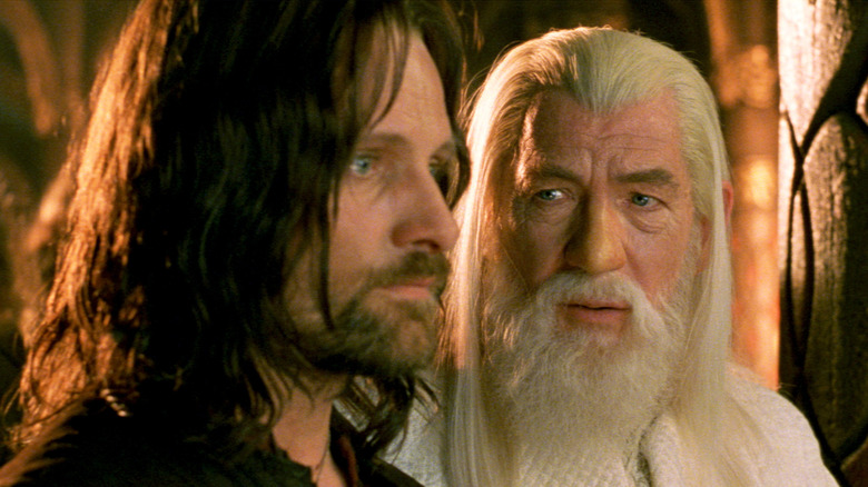 Viggo Mortensen în rolul lui Aragorn privind drept înainte lângă Ian McKellen în rolul lui Gandalf în Stăpânul inelelor: Întoarcerea regelui