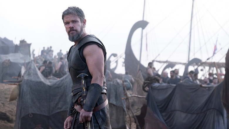 Ulise de Matt Damon se află pe o plajă aglomerată din The Odyssey