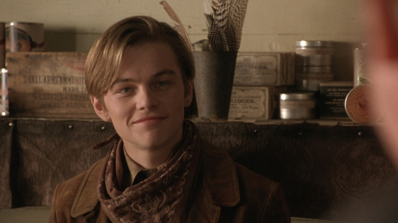 Onorariul lui Leonardo DiCaprio "Copilul" Irod zâmbește în timp ce stă într-un magazin din The Quick and the Dead