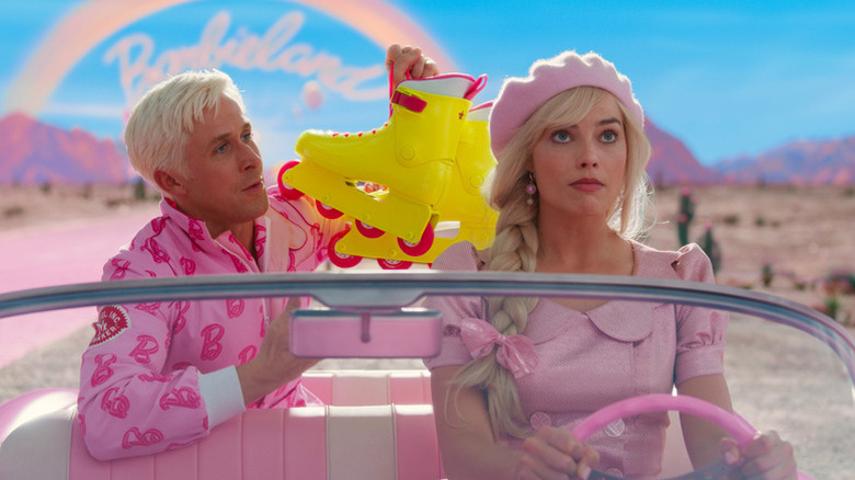 Ken își ține rolele în spatele lui Barbie în mașina din Barbie