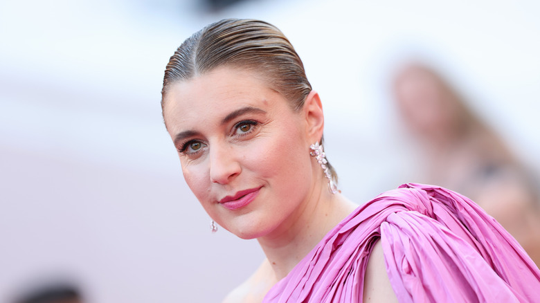 Greta Gerwig într-o rochie roz