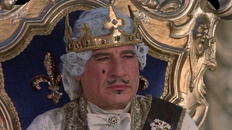 Mel Brooks, în rolul lui Ludovic al XVI-lea, știe că este bine să fii rege în History of the World, Part I