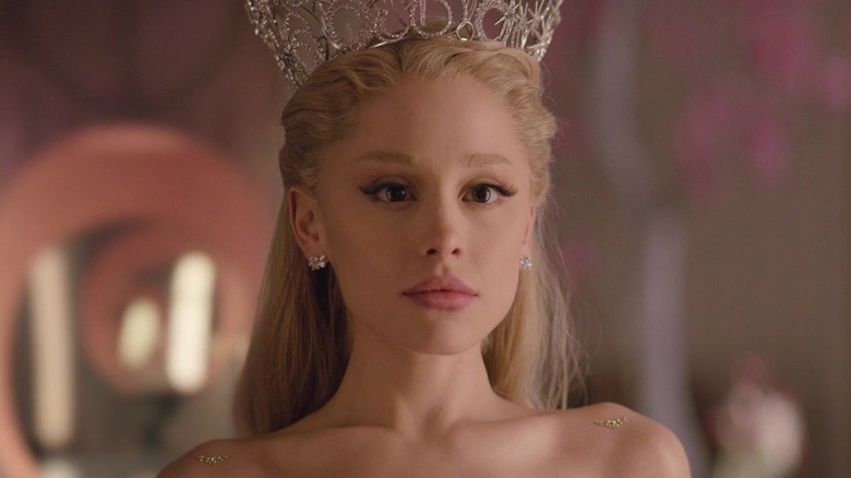 Glinda se uită la ea în oglindă în timp ce purta o tiara în Wicked: For Good