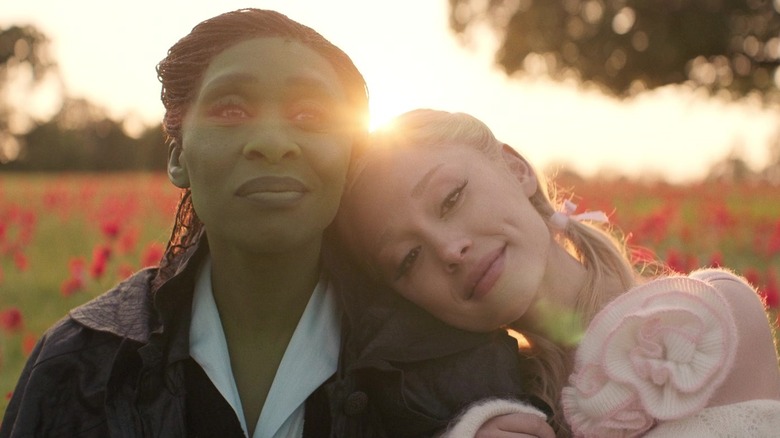 Elphaba și Galinda stând împreună fericite în Wicked: For Good
