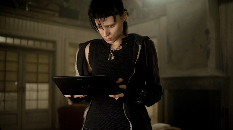 Lisbeth Salander se uită la o tabletă din The Girl with the Dragon Tattoo