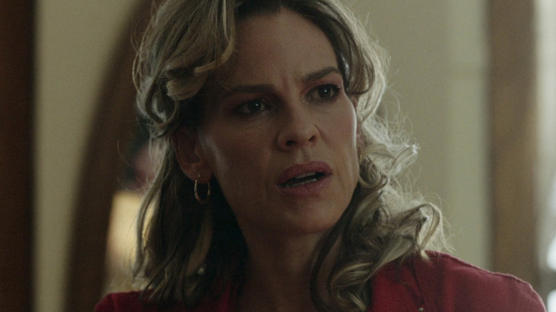 Sharon Stevens de la Hilary Swank se uită în stânga ei în prim-plan în Îngerii obișnuiți