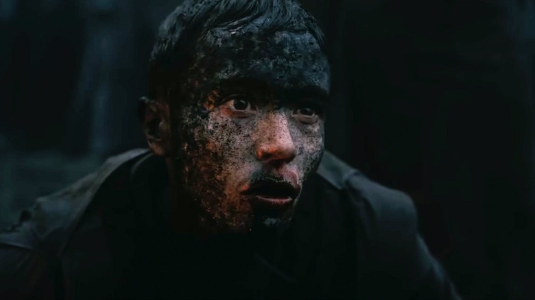 Elliot Page în rolul lui Sinon vorbind cu Ulise în Hades în The Odyssey (2026)