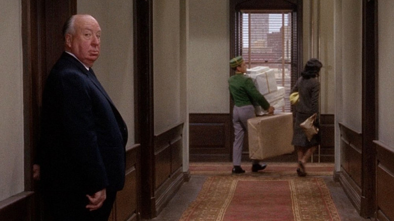 Alfred Hitchcock uitându-se la camera într-un hol din Marnie