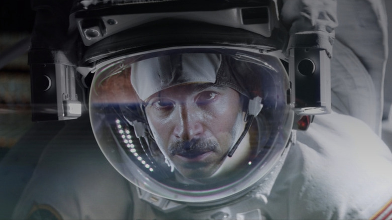 Gordon Barrett de la Chris Messina se uită din costumul său spațial în prim-plan în ISS