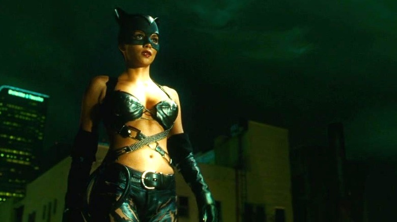 Catwoman se strecoară pe un acoperiș în Catwoman