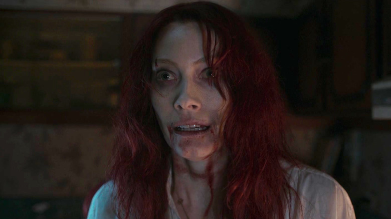 Deadite Ellie pretinzând că este îngrijorată în Evil Dead Rise