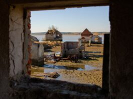 Apa a scăzut într-un lac de acumulare din România și a ieșit la iveală satul acoperit acum șaizeci de ani