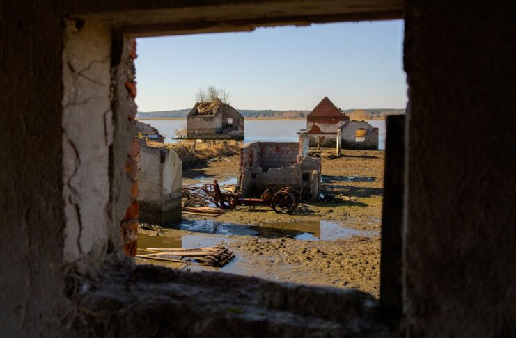 Apa a scăzut într-un lac de acumulare din România și a ieșit la iveală satul acoperit acum șaizeci de ani