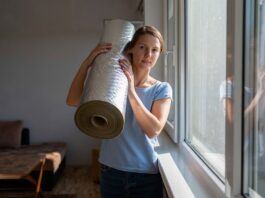 Folia reflectorizantă de câțiva zeci de lei ține apartamentul de la bloc mai rece decât draperiile groase