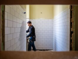 Gata cu faianța până în tavan în baie: amenajatorii spun că se revine la o soluție mult mai simplă