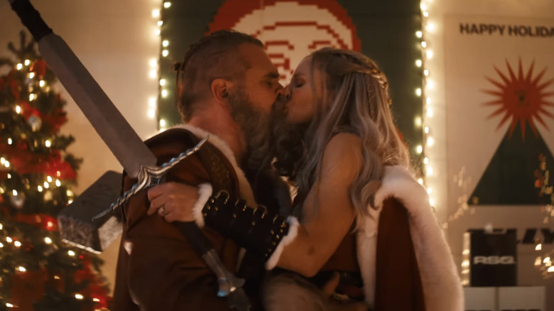 Moș Crăciun al lui David Harbour o sărută pe Kristen Bell în rolul doamnei Crăciun în Violent Night 2