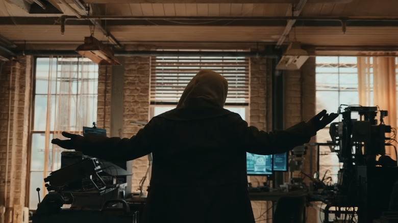 Jean Grey din Sadie Sink stă în apartamentul lui Peter Parker cu brațele ridicate în Spider-Man Brand New Day