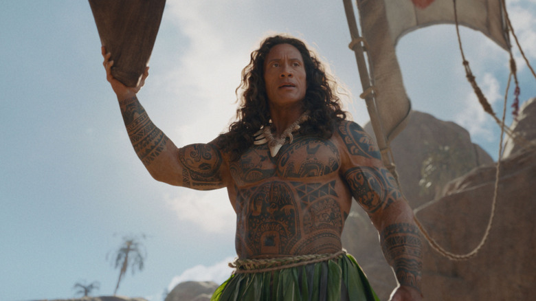 Dwayne Johnson în rolul lui Maui care ține o barcă în Moana (2026)