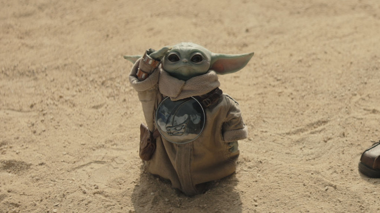 Grogu se uită în sus și zboară în Star Wars: The Mandalorian și Grogu
