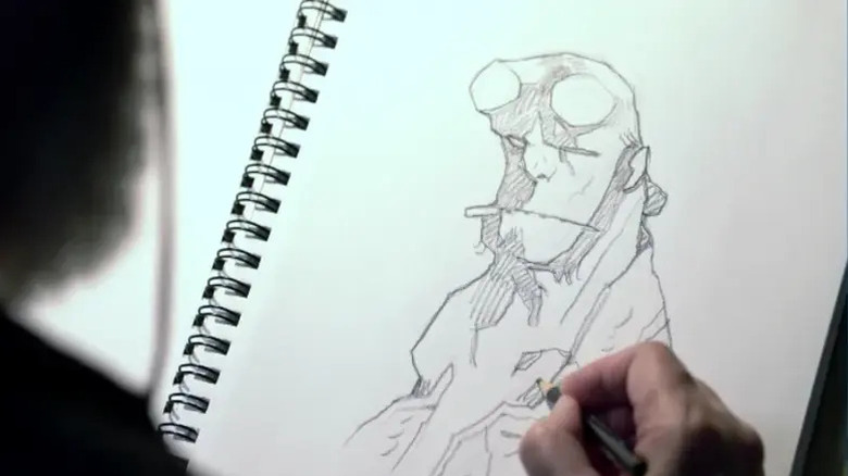 Fotografie cu Mike Mignola schițând chipul lui Hellboy