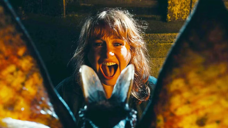 Clare Dearing se confruntă cu un Dilophosaurus în Jurassic World: Dominion