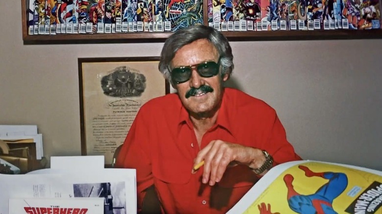 Stan Lee stând la biroul lui în documentarul din 2023 despre Stan Lee