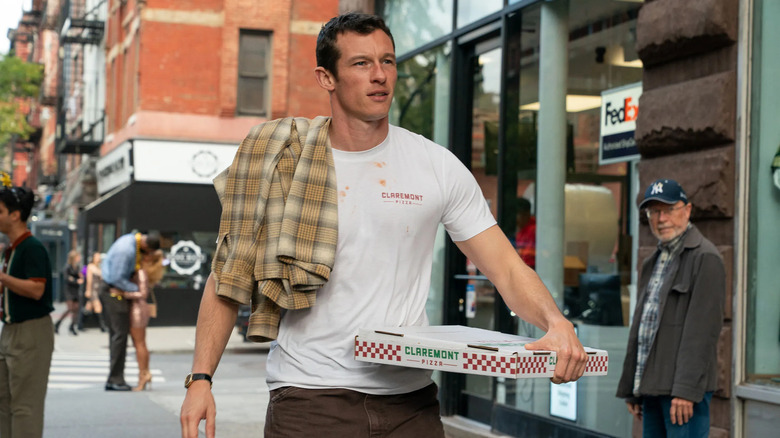 Owen poartă o pizza pe șold și o cămașă de flanel aruncată peste umăr în One Night Only